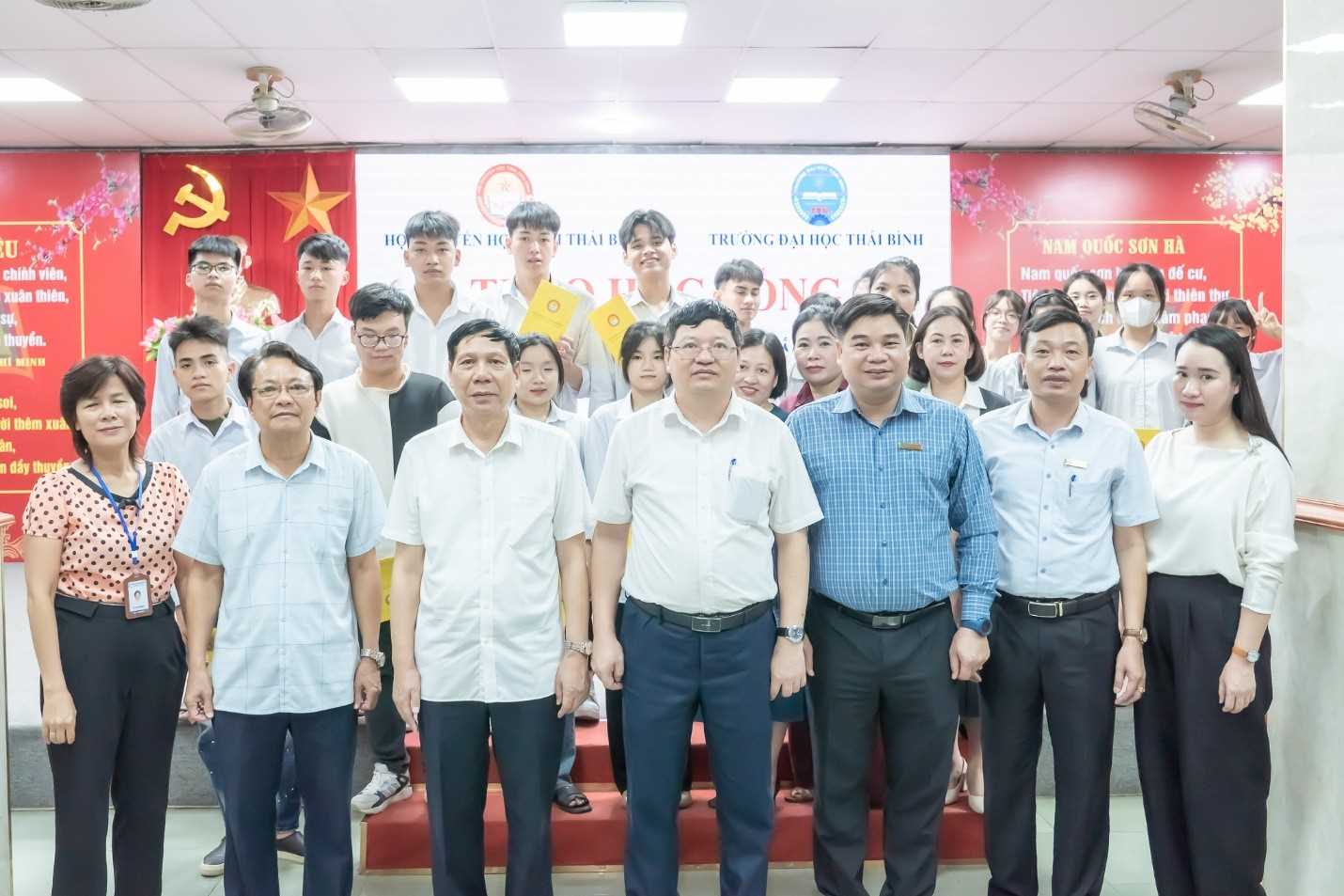 LỄ TRAO HỌC BỔNG CHO HỌC SINH VƯỢT KHÓ HỌC TẬP NĂM HỌC 2024 - 2025